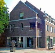 Nieuwbouw commerci&euml;le met appartementen te Deurne